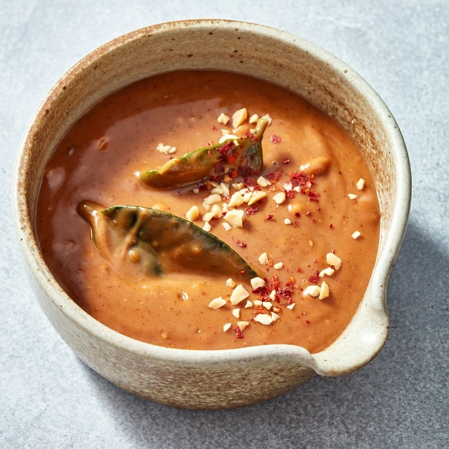 Saté saus met kokos, chili en limoenblad